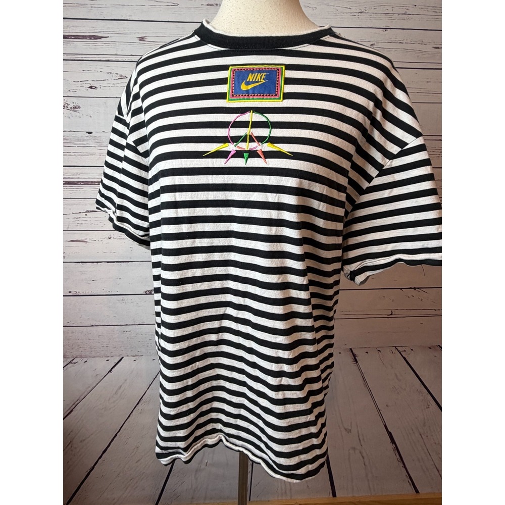 Nike Peace Pullover Tee Shirt Small Womens Short sleeve T-Shirt CJ3570 Unity